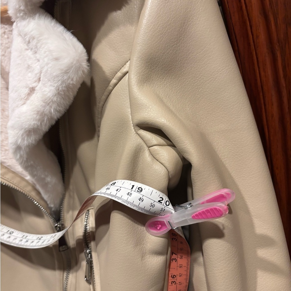 Elegant Cream PU Leather Jacket with Shearling Trim - Picture 10 of 13